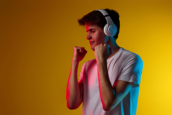 포토 JPG 해외이미지 모델 1 라이프스타일 디자인 남자 얼굴 음악 컬러 포즈 백그라운드 신체 모바일 휴식 실내 미술 한명 서기 사람 파란색 빛 노란색 파티 유행 우주 디지털 헤드폰 듣기 흰색 램프 야간 시원함 무선전화기 DJ 네온 스타일 해외202309 해외포토 자연요소 음향기기 컨셉 모션 문화예술 조명 이벤트 내부 생활 신체부위 전화기 파일형식