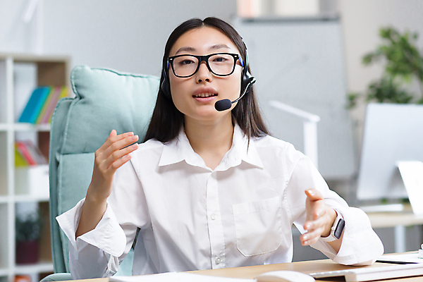 포토 JPG 해외이미지 여자 화분 안경 의자 한명 앉기 손짓 상반신 성인 앞모습 사무실 키보드 마우스 상담원 스마트 책상 마이크 스마트워치 성인여자한명만 해외202309 해외포토 1 잡화 뷰포인트 음향기기 가구 컨셉 비즈니스 모션 사람 스마트기기 컴퓨터용품 사무원 웨어러블 여자한명만 성인여자만 파일형식