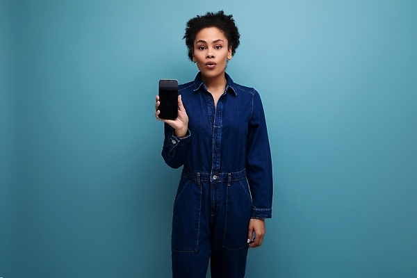 포토 JPG 해외이미지 여자 벽 백그라운드 인터넷 비즈니스 통신 모바일 갈색머리 대화 한명 사람 성인 파란색 스마트폰 핸드폰 뷰티 메시지 전화기 스마트 부름 히스패닉 소통 고립 카피스페이스 해외202309 해외포토 1 헤어스타일 컬러 컨셉 모션 말하기 전자제품 스마트기기 공백 파일형식