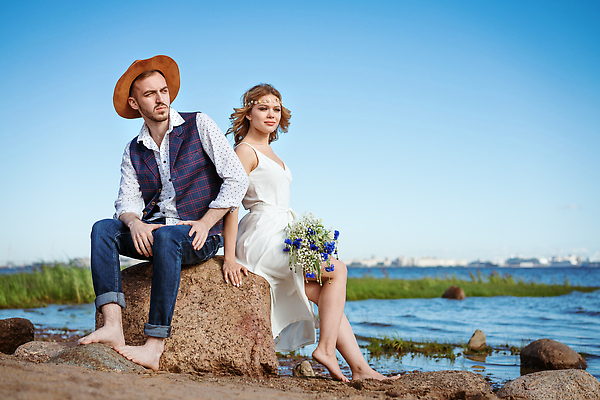 포토 JPG 해외이미지 라이프스타일 손 남자 행복 바다 여행 결혼 2 관계 자연 휴가 휴식 수염 함께함 사랑 20대 성인 해변 야외 두명 물 파란색 금발 유행 낭만 축하 잡기 조끼 무료 스타일 성인여자만 해외202309 해외포토 자연요소 헤어스타일 감정 컬러 컨셉 모션 사람 이벤트 청년 생활 신체부위 외투 생태계 여자만 성인만 파일형식