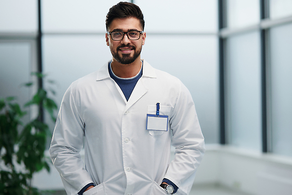 포토 JPG 해외이미지 백인 직업 응시 남자 행복 안경 여유 중년 과학 포즈 유니폼 기술 실내 병원 한명 서기 미소 사람 성인 가로 약 건강관리 기쁨 의사 실험복 업무 도움 복도 중앙 질병 예방 심장병 혼자 카피스페이스 치프 해외202309 해외포토 서양인 1 시선 잡화 옷 감정 컨셉 의학 모션 표정 건강 관리 내부 공백 의료진 가운 작업 파일형식