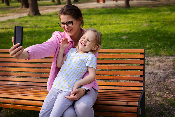 포토 JPG 해외이미지 공원 딸 행복 어린이 인터넷 벤치 가족 자연 엄마 휴식 갈색머리 함께함 사랑 웃음 두명 스마트폰 금발 봄 기쁨 잡기 셀프카메라 핸들 손목시계 바쁨 중독 돌봄 해외202309 해외포토 헤어스타일 계절 공공시설 감정 시계 컨셉 의자 장신구 관계 모션 표정 사람 핸드폰 스마트기기 사진촬영 생태계 파일형식