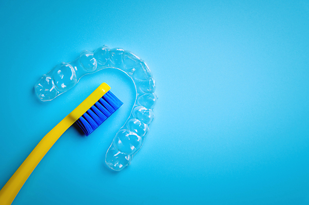 포토 JPG 해외이미지 사람없음 청결 공백 투명 칫솔 파란배경 교정기 위생관리 치아교정 해외202309 해외포토 백그라운드 관리 파란색 위생용품 위생 교정 파일형식