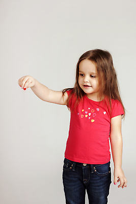 포토 JPG 해외이미지 백인 1 손 여자 행복 감정 무기 어린이 백그라운드 컨셉 모션 실내 매달리기 손바닥 한명 미소 소녀 뷰티 우주 공백 금지 흰색 표현 잡기 발표 끝 상품 작음 손목 오브젝트 사인 주기 긍정 보여주기 고립 마케팅 비어있는 해외202309 해외포토 서양인 컬러 표정 사람 내부 신체부위 크기 파일형식