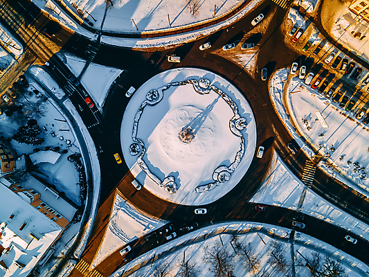 포토 JPG 해외이미지 디자인 유럽 도로 여행 겨울 건축양식 교통시설 자동차 전등 거리 버스 주택 따뜻함 안테나 그림자 풍경 사람없음 건물 도시풍경 뷰티 일몰 운전 도시 원형 고속도로 센터 교차로 속도 바쁨 짐차 빛망울 대각선 항공촬영 드론 해외202309 해외포토 도형 건축물 계절 건축 나라 길 선 육상교통 뷰포인트 교통 통신 모션 조명 대중교통 빛 노을 시설 파일형식