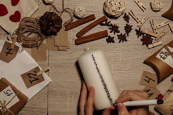 포토 JPG 해외이미지 손 초 공 집게 선물 신체부위 장식 숫자 펜 하트 기록 준비 노끈 DIY 꾸미기 베이지색 시나몬스틱 핸드메이드 나무배경 팔각회향 해외포토 모양 문자 줄 컬러 백그라운드 사람 취미 필기구 향신료 시나몬 파일형식