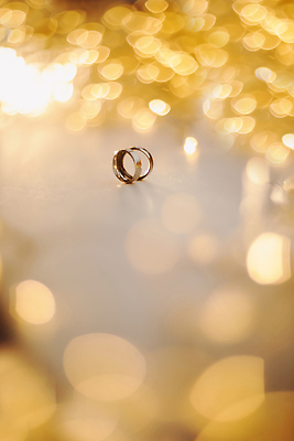 포토 JPG 해외이미지 디자인 행복 결혼 백그라운드 벽지 추상 불꽃 기념 프레임 선물 사랑 미술 사람없음 장식 빛 노란색 유행 축제 낭만 반지 쌍 신용카드 화려 황금 고급 우아함 소프트포커스 보석 질감 보케 다이아몬드 약혼 마법 광 블러 카피스페이스 해외202309 해외포토 감정 컬러 컨셉 무늬 장신구 불 문화예술 촬영기법 이벤트 금융 공백 광석 약속 파일형식