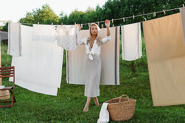 포토 JPG 해외이미지 백인 옷 여자 밧줄 줄 셔츠 가사 자연 바람 날씨 건조 매달리기 한명 사람 야외 빛 금발 바구니 마을 맑음 젖음 흰색 직물 업무 코드 빨래 빨랫줄 에코 시골집 클립 빨래집게 교외 뒤뜰 생태학 해외202309 해외포토 자연요소 서양인 1 헤어스타일 교육 컬러 상의 모션 주택 집게 환경 작업 생태계 파일형식