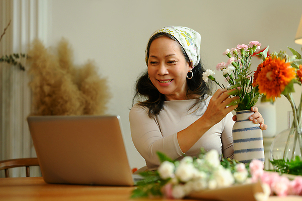 포토 JPG 해외이미지 여자 노년 꽃 실내 한명 동양인 상반신 성인 노트북 꽃병 잡기 꽃꽂이 원예 노인여자한명만 해외202309 해외포토 식물 1 모션 사람 인종 취미 내부 전자제품 여자한명만 노인여자만 파일형식