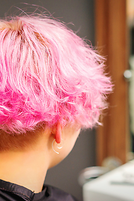 포토 JPG 해외이미지 여자 분홍색 한명 상반신 성인 뒷모습 머리카락 미용실 성인여자한명만 해외202309 해외포토 1 뷰포인트 컬러 사람 머리 뷰티샵 여자한명만 성인여자만 파일형식