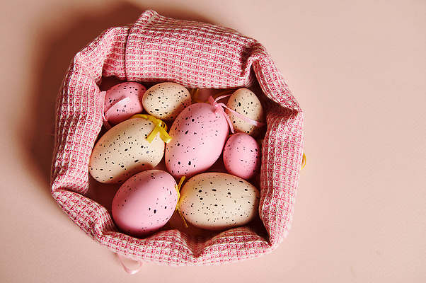 포토 JPG 해외이미지 전통 계절 기독교 종교 음식 컨셉 휴가 부활절 기념 이벤트 사람없음 장식 컬러풀 바구니 보라색 축제 봄 축하 심볼 냅킨 고립 정물화 카피스페이스 해외202309 해외포토 기념일 컬러 공백 그림 파일형식