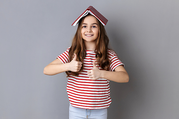 포토 JPG 해외이미지 스튜디오촬영 백인 직업 여자 교육 행복 종이 얼굴 어린이 회색배경 지붕 아이디어 실내 한명 미소 안전 사람 책 학습 스터디 다이어리 쪽지 공책 기쁨 올려보기 기록 잡기 최고 기자 계획 종업원 작가 만족 추천 고립 조언 해외202309 해외포토 서양인 1 감정 백그라운드 컨셉 모션 문구용품 표정 내부 신체부위 사무용품 회색 파일형식