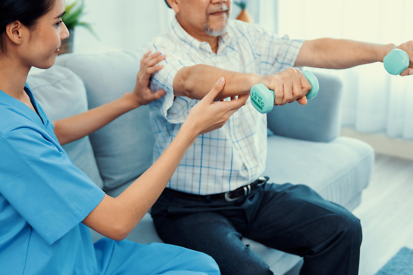 포토 JPG 해외이미지 여자 노년 남자 실내 앉기 동양인 상반신 성인 앞모습 옆모습 치료 실버라이프 건강관리 힘 아령 환자 간호사 잡기 도움 간병인 노후건강 돌봄 돌봄서비스 해외202309 해외포토 직업 라이프스타일 뷰포인트 컨셉 의학 모션 건강 관리 사람 인종 내부 노후 의료진 서비스 파일형식