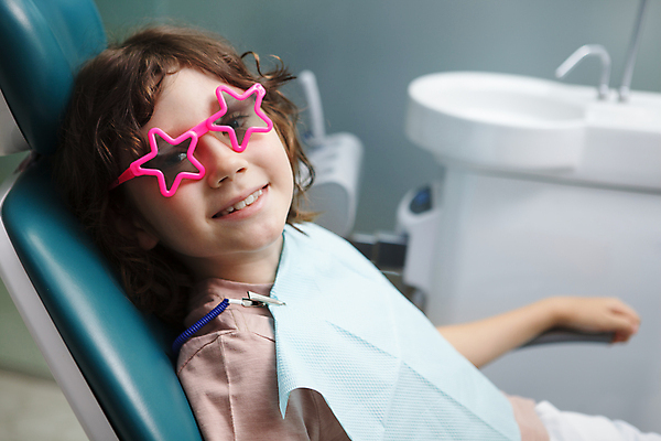 포토 JPG 해외이미지 안경 어린이 치과 한명 소년 건강관리 환자 의사 치아 보호 시력 위생관리 치아교정 구강학 해외202309 해외포토 1 잡화 남자 컨셉 의학 건강 병원 관리 사람 의료진 소화기관 교정 파일형식