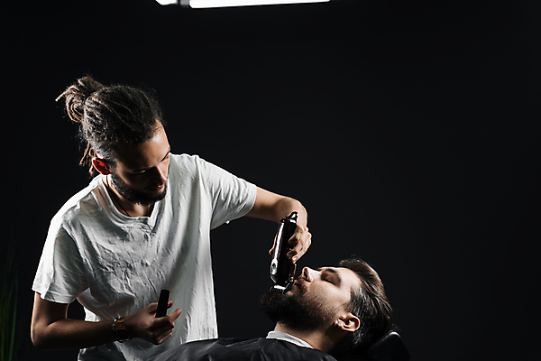 포토 JPG 해외이미지 남자 얼굴 비즈니스 수염 실내 관리 사람 두명 뷰티 상점 검은색 미용사 이발 자르기 고객 콧수염 면도 손질 면도기 이발소 다듬기 옛날 이발사 스타일 힙스터 해외202309 해외포토 직업 패션 컬러 모션 내부 신체부위 위생용품 뷰티샵 파일형식