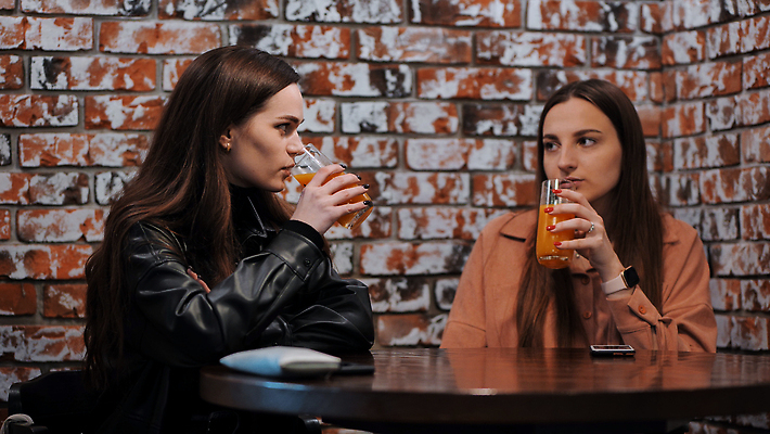 포토 JPG 해외이미지 백인 라이프스타일 여자 행복 커피 음료 통신 탁자 휴가 함께함 대화 웃음 사람 동양인 20대 성인 두명 친구 스마트폰 뷰티 식당 우정 카페 도시 네트워크 점심식사 흥미 해외202309 해외포토 서양인 감정 가구 컨셉 관계 표정 말하기 인종 청년 생활 핸드폰 스마트기기 상점 식사 파일형식