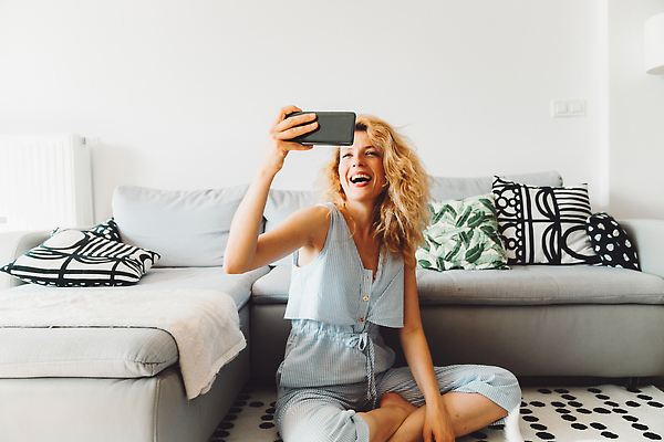 포토 JPG 해외이미지 백인 여자 여유 커피 거실 휴식 주택 실내 한명 미소 앉기 성인 컵 가로 스마트폰 소파 어둠 화목 기쁨 장비 잡기 차 야간 셀프카메라 담요 필름 착용 해외202309 해외포토 자연요소 서양인 1 식기 감정 음료 컨셉 의자 모션 표정 사람 내부 건물 핸드폰 스마트기기 사진촬영 파일형식