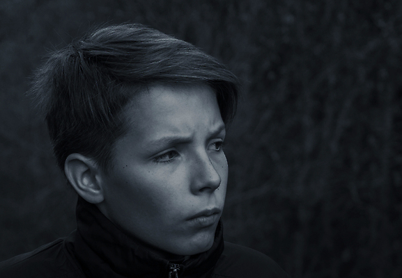 포토 JPG 해외이미지 모델 라이프스타일 남자 감정 얼굴 어린이 백그라운드 컨셉 생각 흑백 한명 소년 아웃포커스 가로 머리 유행 소리 슬픔 표현 좌절 버리기 고민 개성 방치 심각 우울증 스타일 해외202309 해외포토 1 모션 촬영기법 사람 생활 신체부위 질병 파일형식