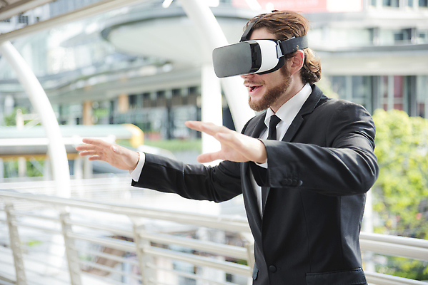 포토 JPG 해외이미지 백인 남자 안경 과학 포즈 백그라운드 컨셉 비즈니스 상상 놀이 미래 고글 수염 거리 아이디어 기술 관리 한명 서기 사람 컴퓨터 3D 디지털 검은색 헤드폰 게임 흰색 비전 기어 동영상 혁명 고립 비디오게임 웨어러블 가상 가상현실 현실 해외202309 해외포토 서양인 1 잡화 컬러 음향기기 모션 전자제품 디지털합성 파일형식