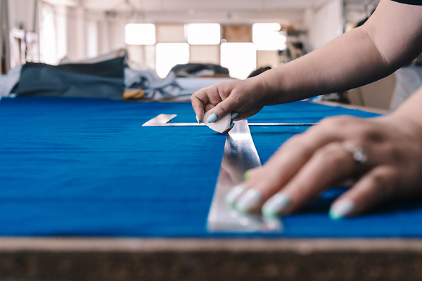 포토 JPG 해외이미지 직업 손 디자인 옷 산업 비즈니스 공장 노동자 직장 취미 사람없음 유행 기계 장비 공구 직물 면 업무 작업실 실 제조 바느질 땀 재단 재단사 방법 핸드메이드 해외202309 해외포토 회사 공업 신체부위 도구 작업 파일형식