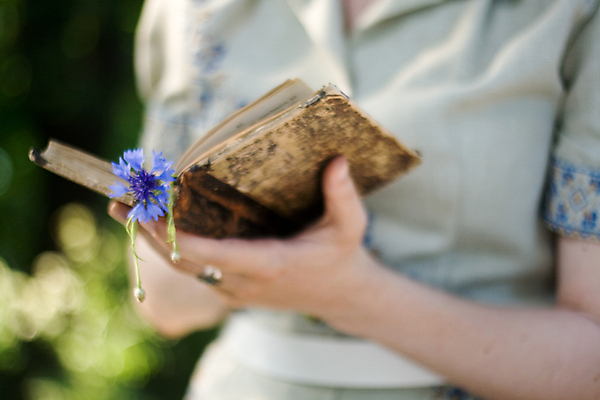 포토 JPG 해외이미지 드레스 꽃 친절 관리 사랑 사람없음 책 파란색 공책 수확 반지 바느질 비밀 두루마리 읽기 자수 북마크 수레국화 옛날 해외202309 해외포토 식물 옷 감정 컬러 컨셉 농업 장신구 모션 문구용품 파일형식