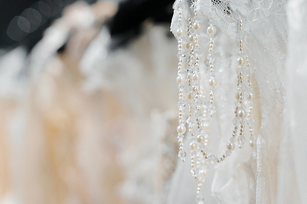 포토 JPG 해외이미지 디자인 드레스 결혼 백그라운드 컨셉 생각 매달리기 사람없음 뷰티 유행 세일 상점 꿈 흰색 아내 장롱 고급 우아함 닫기 옷걸이 마네킹 실크 묘사 활 모음 부티크 스타일리스트 파스텔톤 스타일 해외202309 해외포토 옷 컬러 가구 모션 이벤트 한글 직물 파일형식