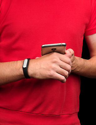 포토 JPG 해외이미지 라이프스타일 손 남자 스포츠 운동화 티셔츠 팔찌 모바일 건강 사람 사람없음 빨간색 스마트폰 운동 장비 맥박 몸무게 계산대 손목 스마트 손목시계 측정 속도 체육관 전자 칼로리 타이머 손목보호대 웨어러블 해외202309 해외포토 시계 컬러 신발 컨셉 셔츠 장신구 의학 생활 신체부위 핸드폰 스마트기기 파일형식