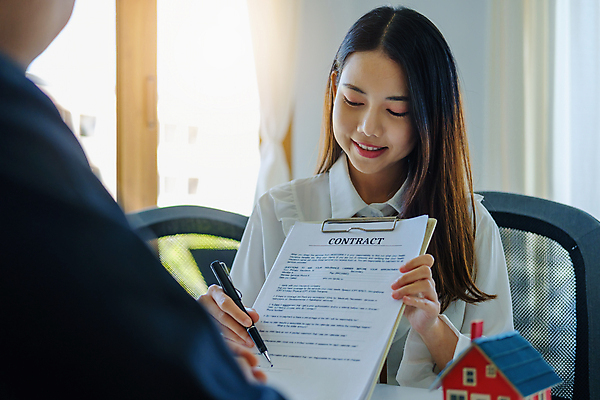 포토 JPG 해외이미지 여자 비즈니스 부동산 한명 들기 동양인 상반신 성인 앞모습 펜 거래 잡기 중개인 계약 문서 계약서 성인여자한명만 해외202309 해외포토 직업 1 뷰포인트 모션 사람 인종 필기구 재산 여자한명만 성인여자만 파일형식