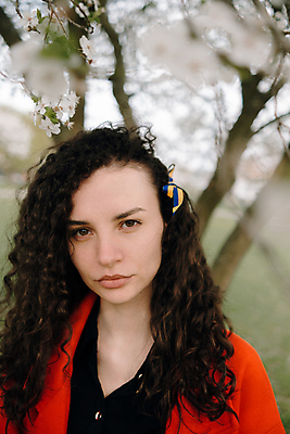 포토 JPG 해외이미지 나무 1 라이프스타일 헤어스타일 응시 드레스 공원 여자 꽃 행복 얼굴 자연 실내 한명 사람 성인 야외 빨간색 초록색 뷰티 유행 힘 기쁨 코트 표현 자신감 파마 피부 긍정 내추럴 우크라이나 해외202309 해외포토 식물 시선 옷 공공시설 감정 유럽 컬러 컨셉 내부 생활 신체부위 외투 생태계 파일형식