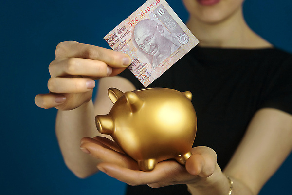 포토 JPG 해외이미지 컨셉 지폐 돈 한명 금융 상자 저축 돼지저금통 저금통 지갑 황금 인도인 심볼 사인 투자 위기 해외202309 해외포토 외국인 1 비즈니스 사람 동양인 경제 재산 파일형식