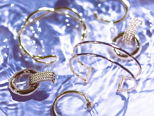 포토 JPG 해외이미지 물결 백그라운드 선물 사람없음 물 보라색 귀걸이 우아함 팬던트 해외202309 해외포토 자연요소 컬러 컨셉 장신구 파일형식