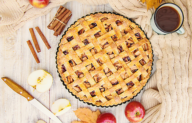 포토 JPG 해외이미지 백그라운드 낙엽 사람없음 나이프 달콤 사과 시나몬 애플파이 카피스페이스 해외202309 해외포토 식기 잎 과일 공백 칼 맛 파이_빵 파일형식