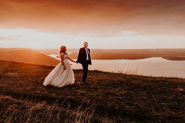 포토 JPG 해외이미지 커플 드레스 여자 행복 호수 바다 여행 신랑 결혼 자연 하늘 산 함께함 발렌타인데이 사랑 사람 풍경 성인 야외 두명 물 여름 빛 강 뷰티 유행 걷기 일몰 낭만 신혼여행 흰색 우아함 저녁 언덕 약혼 내추럴 우크라이나 해외202309 해외포토 자연요소 옷 계절 감정 유럽 컬러 컨셉 관계 모션 데이이벤트 이벤트 노을 야간 생태계 약속 파일형식