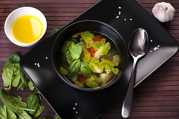 포토 JPG 해외이미지 전통 접시 음식 백그라운드 토마토 채소 가지 양파 치즈 콩 감자 건강 마늘 요리 사람없음 목재 장식 빨간색 초록색 숟가락 요리사 이탈리아 당근 흰색 직물 도자기 맛 수프 먹기 레몬 완두콩 냅킨 레시피 바질 주키니 주키니호박 맛있는 페스토 해외202309 해외포토 나무 직업 식기 유럽 컬러 컨셉 과일 재료 모션 유제품 곡류 뿌리채소 수저 소스_음식 파일형식