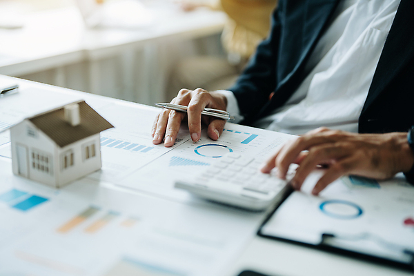 포토 JPG 해외이미지 남자 비즈니스 부동산 주택 한명 상반신 성인 앞모습 펜 모형 거래 계산기 잡기 중개인 계약 문서 계약서 성인남자한명만 해외202309 해외포토 직업 1 뷰포인트 모션 문구용품 사람 건물 필기구 장비 재산 남자한명만 성인남자만 파일형식