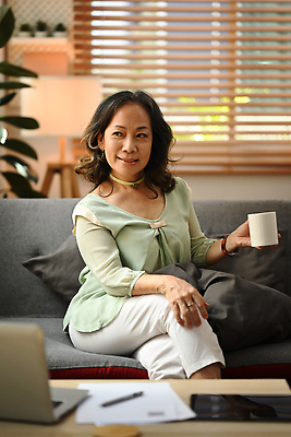 포토 JPG 해외이미지 응시 여자 노년 할머니 화초 쿠션 탁자 한명 들기 앉기 상반신 취미 앞모습 컵 노트북 소파 태블릿 펜 기쁨 다리꼬기 스탠드 블라인드 문서 노인여자한명만 해외202309 해외포토 식물 1 식기 시선 감정 뷰포인트 가구 의자 모션 조명 사람 성인 전자제품 스마트기기 필기구 커튼 여자한명만 노인여자만 파일형식