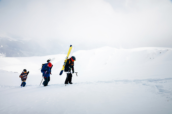 포토 JPG 해외이미지 라이프스타일 계절 스포츠 여행 겨울 자연 하늘 휴가 스키 산 사람 야외 세명 파란색 얼음 등산 하이킹 추위 흰색 그룹 가루 휴양지 오르기 스키선수 오르막 절정 눈내림 해외202309 해외포토 자연요소 컬러 모션 레저 겨울스포츠 운동선수 눈_날씨 생활 트래킹 장소 생태계 파일형식