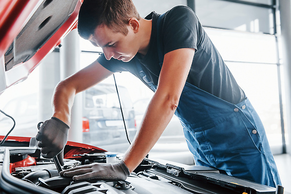 포토 JPG 해외이미지 남자 자동차 한명 상반신 성인 옆모습 기계 작업 오픈 기술자 수리 고장 열정 정비공 보닛 교체 자동차정비 정비소 성인남자한명만 해외202309 해외포토 직업 1 감정 육상교통 뷰포인트 사람 남자한명만 성인남자만 파일형식
