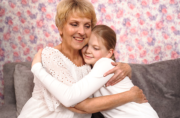 포토 JPG 해외이미지 백인 노년 할머니 어린이 가족 관계 엄마 손녀 키스 실내 사랑 웃음 두명 옛날 해외202309 해외포토 서양인 여자 감정 표정 사람 성인 내부 손주 애정표현 파일형식