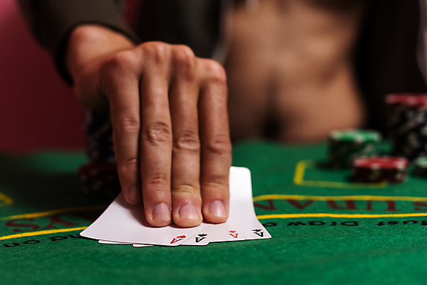 포토 JPG 해외이미지 손 남자 한명 상반신 성인 아웃포커스 잡기 도박 성인남자한명만 해외202309 해외포토 1 모션 촬영기법 사람 신체부위 남자한명만 성인남자만 파일형식