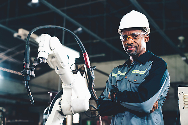 포토 JPG 해외이미지 응시 남자 산업 공장 노동자 고글 작업복 한명 상반신 성인 팔짱 기계 과학기술 작업 엔지니어 안전모 성인남자한명만 해외202309 해외포토 직업 1 시선 옷 공업 모션 기술 사람 기술자 헬멧 안전장비 남자한명만 성인남자만 파일형식