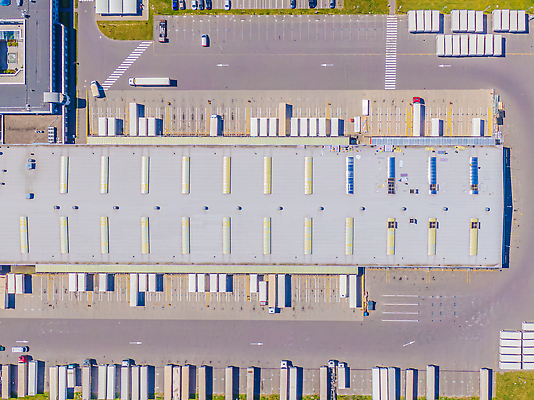 포토 JPG 해외이미지 유럽 산업 도로 비즈니스 공장 교통시설 자동차 독일 안테나 사람없음 화물 상품 컨테이너 창고 시설 상업 수납 짐차 무거움 트레일러 물류 폴란드 드론 분배 수입 조감도 해외202309 해외포토 나라 길 육상교통 교통 통신 공업 운송업 무게 파일형식