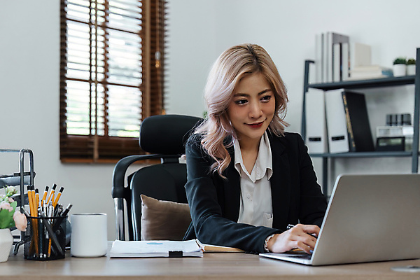 포토 JPG 해외이미지 백인 직업 라이프스타일 응시 여자 행복 회사 비즈니스 CEO 사업가 통신 성공 직장 한명 사람 앉기 성인 노트북 컴퓨터 사무실 뷰티 업무 작업 비즈니스우먼 자신감 종업원 스마트 책상 경영자 문서 온라인 경영 마케팅 해외202309 해외포토 서양인 1 시선 감정 가구 컨셉 모션 생활 전자제품 직장인 리더 파일형식