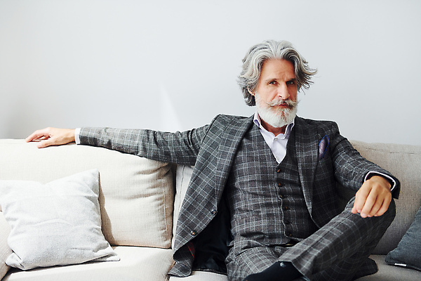 포토 JPG 해외이미지 할아버지 노년 남자 비즈니스 수염 실내 한명 앉기 정장 앞모습 소파 다리꼬기 비즈니스맨 우아함 노인남자한명만 해외202309 해외포토 1 옷 뷰포인트 컨셉 의자 모션 사람 성인 내부 직장인 남자한명만 노인남자만 파일형식