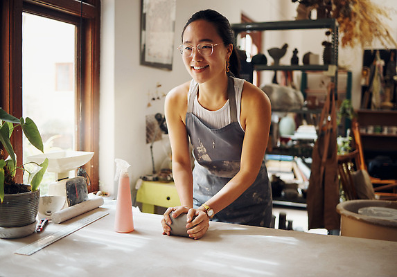 포토 JPG 해외이미지 여자 행복 화분 안경 화초 시계 창문 선반 저울 한명 상반신 성인 앞모습 앞치마 도자기 작업실 책상 분무기 점토 도예가 성인여자한명만 해외202309 해외포토 식물 직업 1 잡화 감정 뷰포인트 가구 사람 여자한명만 성인여자만 파일형식