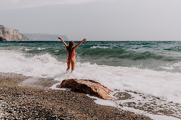 포토 JPG 해외이미지 라이프스타일 여자 행복 바다 여행 자연 하늘 휴가 산 한명 사람 풍경 성인 야외 물 여름 파란색 뷰티 여행객 계곡 트래킹 하이킹 추위 자유 정상 셀프카메라 나눔 수평선 해외202309 해외포토 자연요소 1 계절 감정 컬러 컨셉 레저 생활 사진촬영 생태계 파일형식