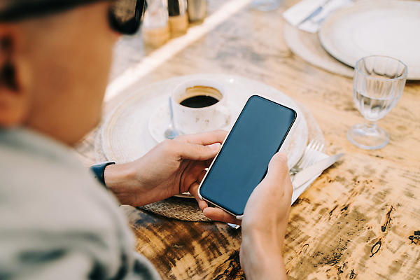 포토 JPG 해외이미지 백인 라이프스타일 남자 안경 커피 음료 백그라운드 탁자 모바일 휴가 휴식 한명 사람 앉기 성인 야외 컵 가로 여름 스마트폰 컴퓨터 선글라스 알약 여행객 우주 상점 스크린 식당 공백 카페 뜨거움 아침식사 서비스 상쾌 카푸치노 에스프레소 단절 목업 카피스페이스 해외202309 해외포토 서양인 1 식기 잡화 계절 감정 가구 컨셉 모션 생활 전자제품 핸드폰 스마트기기 약 식사 파일형식