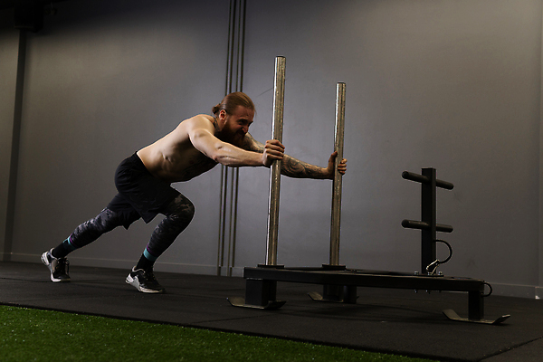 포토 JPG 해외이미지 백인 라이프스타일 여자 스포츠 신체 모션 근육 수염 갈색머리 건강 한명 사람 성인 가로 운동 뷰티 힘 장비 잡기 당기기 몸무게 보디빌더 문신 집중 연습 체육관 근육질 썰매 리프트 노력 무거움 자극 해외202309 해외포토 서양인 1 헤어스타일 컨셉 생활 무게 보디빌딩 몸매 파일형식