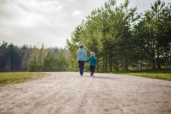 포토 JPG 해외이미지 백인 옷 공원 행복 아들 어린이 2 가족 놀이 함께함 건강 사랑 사람 소년 야외 두명 가로 친구 카메라 정원 봄 추위 시골 관찰 숲 작음 쌍둥이 세대 남동생 캡모자 해외202309 해외포토 서양인 모자_잡화 계절 공공시설 남자 감정 컨셉 관계 모션 전자제품 크기 동생 파일형식
