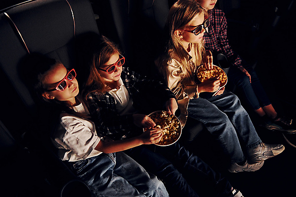 포토 JPG 해외이미지 전신 여자 어린이 의자 들기 앉기 여러명 상반신 옆모습 영화관 먹기 영화 팝콘 3D안경 문화생활 영화감상 소녀만 해외202309 해외포토 라이프스타일 안경 뷰포인트 가구 다수 모션 문화예술 사람 감상 극장 여자만 어린이만 파일형식